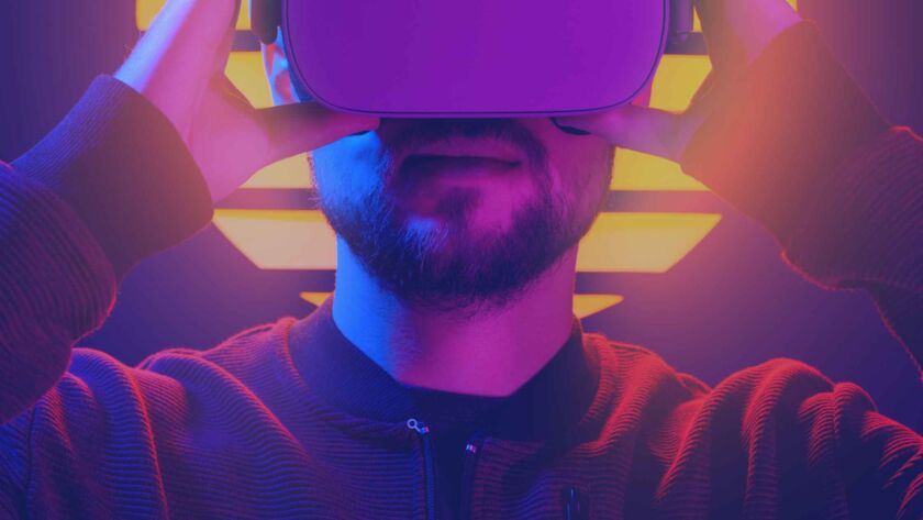 Un usuario se pone unas gafas de realidad virtual