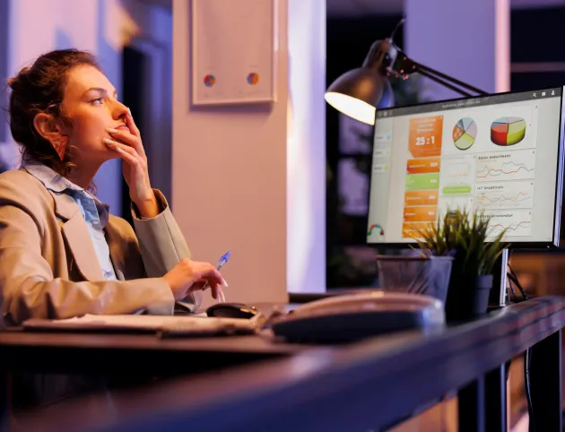 seo-strategy Woman planning an SEO Strategy at her desk